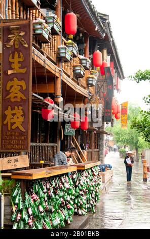 China: Bar und Restaurant am Tuo-Fluss, Fenghuang, Provinz Hunan. Fenghuang ist Chinesisch für Phoenix und bezieht sich auf den mythischen heiligen feuervogel, der in den Mythologien der Peter, Griechen, Römer, Ägypter, Chinesen, Und (nach Sanchuniathon) die Phönizier. Die Legende besagt, dass zwei Phönixe, die die Stadt entdeckten, einige Zeit über dem Kopf schwebten, bevor sie widerwillig wegflogen. Die Stadt Fenghuang ist eine gut erhaltene antike Stadt, die angeblich aus dem Jahr 248 v. Chr. stammt. Hier leben die Minderheiten Miao und Tujia. Stockfoto