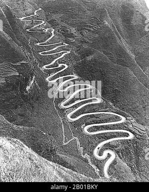 Birma/Myanmar/China: Ein Konvoi von Militärfahrzeugen auf einem Abschnitt der Burma Road, c. 1945. Die Burma Road ist eine Straße, die Burma (auch Myanmar genannt) mit China verbindet. Seine Terminals sind Kunming, Yunnan und Lashio, Burma. Als es gebaut wurde, war Burma eine britische Kolonie unter japanischer Besatzung. Die Straße ist 717 Meilen (1.154 km) lang und verläuft durch raues Bergland. Die Abschnitte von Kunming bis zur burmesischen Grenze wurden von 200.000 chinesischen Arbeitern während des Zweiten Chinesisch-Japanischen Krieges 1937 gebaut und bis 1938 fertiggestellt. Sie hatte eine Rolle im Zweiten Weltkrieg, als die Briten die Burma Road nutzten. Stockfoto