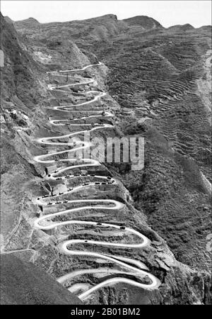 Birma/Myanmar/China: Ein Konvoi von Militärfahrzeugen auf einem Abschnitt der Burma Road, c. 1945. Die Burma Road ist eine Straße, die Burma (auch Myanmar genannt) mit China verbindet. Seine Terminals sind Kunming, Yunnan und Lashio, Burma. Als es gebaut wurde, war Burma eine britische Kolonie unter japanischer Besatzung. Die Straße ist 717 Meilen (1.154 km) lang und verläuft durch raues Bergland. Die Abschnitte von Kunming bis zur burmesischen Grenze wurden von 200.000 chinesischen Arbeitern während des Zweiten Chinesisch-Japanischen Krieges 1937 gebaut und bis 1938 fertiggestellt. Sie hatte eine Rolle im Zweiten Weltkrieg, als die Briten die Burma Road nutzten. Stockfoto