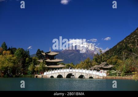 China: Der Schneeberg des Jadedrachens vom Black Dragon Pool Park aus gesehen, Lijiang, Provinz Yunnan. Der Black Dragon Pool, der 1737 während der Qing-Zeit erbaut wurde, liegt etwas nördlich der Altstadt von Lijiang und bietet eine der spektakulärsten Aussichten Chinas. Der Jadedrachen-Schneeberg ist eine kleine Bergkette in der Nähe von Lijiang in der Provinz Yunnan im Südwesten Chinas. Sein höchster Gipfel heißt Shanzidou (5.596 m oder 18.360 ft). Die andere Seite des Berges bildet die eine Seite der Tiger Leaping Gorge (Hutiao Xia). Stockfoto