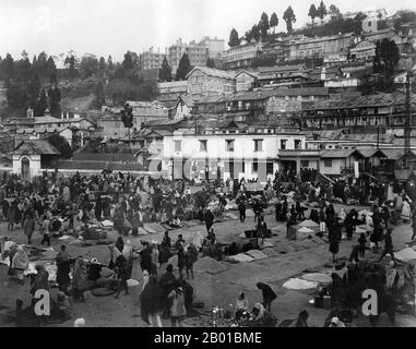 Indien/Sikkim: Der zentrale Marktplatz in Gangtok, der Hauptstadt von Sikkim, c. 1935. Gangtok ist die Hauptstadt und größte Stadt des indischen Bundesstaates Sikkim. Es befindet sich in den Shivalik Hills der östlichen Himalaya Range, in einer Höhe von 1.437 Metern (4.715 ft). Die Stadt hat dreißigtausend Einwohner, die verschiedenen Ethnien angehören, darunter Nepalis, Lepchas und Bhutia. Gangtok wurde nach dem Bau des Enchey-Klosters im Jahr 1840 als beliebter buddhistischer Wallfahrtsort bekannt. Im Jahr 1894 übertrug der regierende Sikkimese Chogyal, Thutob Namgyal, die Hauptstadt an Gangtok. Stockfoto