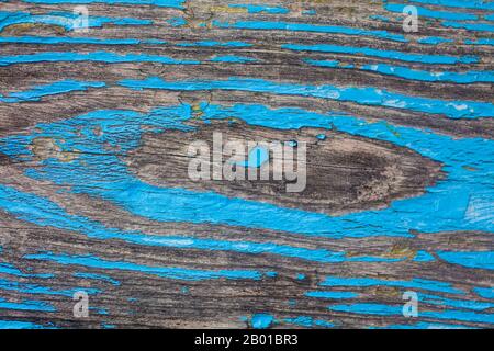 Blau lackierte Holztafel, die in der Zeit verwascht wurde Stockfoto