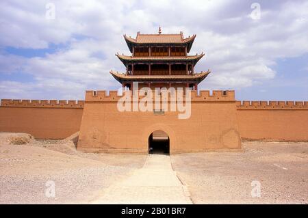 China: Westliches Tor und Turm am Fort Jiayuguan, Provinz Gansu. Jiayuguan, der ‘erste und größte Pass unter dem Himmel’, wurde 1372 auf Befehl von Zhu Yuanzhang, dem ersten Ming-Kaiser (1368-98), fertiggestellt, um das Ende der Ming-Mauer zu markieren. Es waren auch die Grenzen der chinesischen Zivilisation und die Anfänge der äußeren ‘barbarischen’ Länder. Jahrhundertelang war die Festung nicht nur von strategischer Bedeutung für Han-Chinesen, sondern auch von kultureller Bedeutung. Dies war der letzte zivilisierte Ort vor der äußeren Dunkelheit, und diejenigen, die darüber hinaus gingen, standen vor einem Leben im Exil. Stockfoto