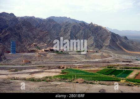 China: Die überhängende große Mauer (Xuanbi Changcheng) schlängelt sich 8km nordwestlich der Festung Jiayuguan durch die Landschaft. Die überhängende große Mauer (Xuanbi Changcheng) wurde während der Ming-Dynastie (1368-1644) errichtet. Jiayuguan, der ‘erste und größte Pass unter dem Himmel’, wurde 1372 auf Befehl von Zhu Yuanzhang, dem ersten Ming-Kaiser (1368-98), fertiggestellt, um das Ende der Ming-Mauer zu markieren. Es waren auch die Grenzen der chinesischen Zivilisation und die Anfänge der äußeren ‘barbarischen’ Länder. Stockfoto