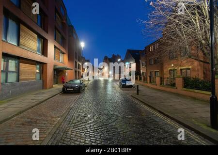 Dämmerung in den Straßen von Leeds, Großbritannien Stockfoto