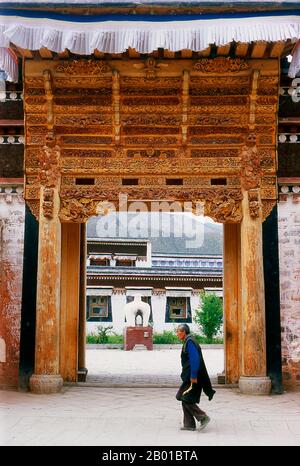 China: Ein tibetischer Pilger im Kloster Labrang, Xiahe, Provinz Gansu. Labrang Kloster ist eines der sechs großen Klöster der Gelug (Gelber Hut) Schule des tibetischen Buddhismus. Sein formaler Name ist Gandan Shaydrup Dargay Tashi Gyaysu Khyilway Ling, allgemein bekannt als Labrang Tashi khyil oder einfach Labrang. Das Kloster wurde 1709 von der ersten Jamyang Zhaypa, Ngawang Tsondru, gegründet. Es ist die wichtigste Klosterstadt des tibetischen Buddhismus außerhalb der tibetischen Autonomen Region. Stockfoto