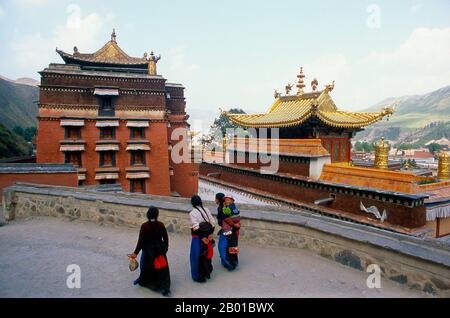 China: Die kleine Gold-Kachel-Tempelhalle, Labrang Kloster, Xiahe, Provinz Gansu. Labrang Kloster ist eines der sechs großen Klöster der Gelug (Gelber Hut) Schule des tibetischen Buddhismus. Sein formaler Name ist Gandan Shaydrup Dargay Tashi Gyaysu Khyilway Ling, allgemein bekannt als Labrang Tashi khyil oder einfach Labrang. Das Kloster wurde 1709 von der ersten Jamyang Zhaypa, Ngawang Tsondru, gegründet. Es ist die wichtigste Klosterstadt des tibetischen Buddhismus außerhalb der tibetischen Autonomen Region. Stockfoto