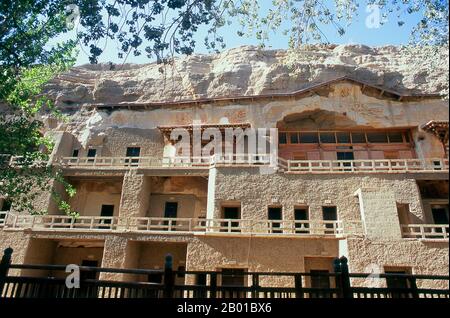 China: Die Mogao-Höhlen in der Nähe von Dunhuang, Provinz Gansu. Die Mogao-Höhlen oder Mogao-Grotten (Chinesisch: Mògāo kū) (auch bekannt als die Höhlen der Tausend Buddhas und Dunhuang Höhlen) bilden ein System von 492 Tempeln 25 km (15,5 Meilen) südöstlich des Zentrums von Dunhuang, einer Oase, die strategisch an einer religiösen und kulturellen Kreuzung an der Seidenstraße in der Provinz Gansu, China, liegt. Die Höhlen enthalten einige der schönsten Beispiele buddhistischer Kunst, die sich über einen Zeitraum von 1.000 Jahren erstreckt. Die ersten Höhlen wurden 366 n. Chr. als Orte buddhistischer Meditation und Anbetung ausgegraben. Stockfoto