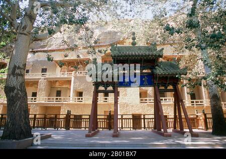 China: Die Mogao-Höhlen in der Nähe von Dunhuang, Provinz Gansu. Die Mogao-Höhlen oder Mogao-Grotten (Chinesisch: Mògāo kū) (auch bekannt als die Höhlen der Tausend Buddhas und Dunhuang Höhlen) bilden ein System von 492 Tempeln 25 km (15,5 Meilen) südöstlich des Zentrums von Dunhuang, einer Oase, die strategisch an einer religiösen und kulturellen Kreuzung an der Seidenstraße in der Provinz Gansu, China, liegt. Die Höhlen enthalten einige der schönsten Beispiele buddhistischer Kunst, die sich über einen Zeitraum von 1.000 Jahren erstreckt. Die ersten Höhlen wurden 366 n. Chr. als Orte buddhistischer Meditation und Anbetung ausgegraben. Stockfoto