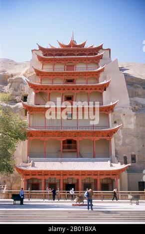 China: Die Mogao-Höhlen in der Nähe von Dunhuang, Provinz Gansu. Die Mogao-Höhlen oder Mogao-Grotten (Chinesisch: Mògāo kū) (auch bekannt als die Höhlen der Tausend Buddhas und Dunhuang Höhlen) bilden ein System von 492 Tempeln 25 km (15,5 Meilen) südöstlich des Zentrums von Dunhuang, einer Oase, die strategisch an einer religiösen und kulturellen Kreuzung an der Seidenstraße in der Provinz Gansu, China, liegt. Die Höhlen enthalten einige der schönsten Beispiele buddhistischer Kunst, die sich über einen Zeitraum von 1.000 Jahren erstreckt. Die ersten Höhlen wurden 366 n. Chr. als Orte buddhistischer Meditation und Anbetung ausgegraben. Stockfoto