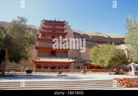 China: Die Mogao-Höhlen in der Nähe von Dunhuang, Provinz Gansu. Die Mogao-Höhlen oder Mogao-Grotten (Chinesisch: Mògāo kū) (auch bekannt als die Höhlen der Tausend Buddhas und Dunhuang Höhlen) bilden ein System von 492 Tempeln 25 km (15,5 Meilen) südöstlich des Zentrums von Dunhuang, einer Oase, die strategisch an einer religiösen und kulturellen Kreuzung an der Seidenstraße in der Provinz Gansu, China, liegt. Die Höhlen enthalten einige der schönsten Beispiele buddhistischer Kunst, die sich über einen Zeitraum von 1.000 Jahren erstreckt. Die ersten Höhlen wurden 366 n. Chr. als Orte buddhistischer Meditation und Anbetung ausgegraben. Stockfoto