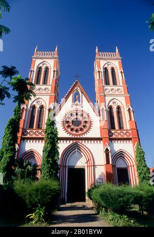 Indien: Die Kirche des Heiligen Herzens Jesu, Pondicherry. Pondicherry war die Hauptstadt der ehemaligen französischen Gebiete in Indien. Neben Pondi selbst – 1674 von einem lokalen Herrscher erworben – waren dies Chandernagore in Bengalen (1690), Mahé in Kerala (1725), Yanam in Andhra Pradesh (1731) und Karaikal in Tamil Nadu (1739). Chandernagore wurde drei Jahre nach der Unabhängigkeit, 1951, nach Indien zurückgebracht und in Westbengalen absorbiert. 1956 nach Indien zurückgekehrt, wurden die restlichen vier Gebiete 1962 als Unionsgebiet von Pondicherry konstituiert. Stockfoto