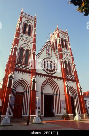 Indien: Die Kirche des Heiligen Herzens Jesu, Pondicherry. Pondicherry war die Hauptstadt der ehemaligen französischen Gebiete in Indien. Neben Pondi selbst – 1674 von einem lokalen Herrscher erworben – waren dies Chandernagore in Bengalen (1690), Mahé in Kerala (1725), Yanam in Andhra Pradesh (1731) und Karaikal in Tamil Nadu (1739). Chandernagore wurde drei Jahre nach der Unabhängigkeit, 1951, nach Indien zurückgebracht und in Westbengalen absorbiert. 1956 nach Indien zurückgekehrt, wurden die restlichen vier Gebiete 1962 als Unionsgebiet von Pondicherry konstituiert. Stockfoto