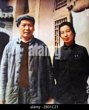 China: Mao Zedong (26. Dezember 1893 - 9. September 1976) mit seiner vierten Frau, Jiang Qing (19. März 1914 - 14. Mai 1991), oft 'Madame Mao' genannt, im Jahr 1946. Jiang Qing (Chiang Ch'ing) war das Pseudonym, das von Mao Zedongs letzter Frau und der Hauptmacht der Kommunistischen Partei Chinas verwendet wurde. Während ihrer Schauspielkarriere wurde sie unter dem Künstlernamen Lan Ping geführt und war während ihres Lebens unter verschiedenen anderen Namen bekannt. Sie heiratete Mao in Yan'an im November 1938 und wird in der westlichen Literatur manchmal als Madame Mao bezeichnet und diente als erste Dame des kommunistischen Chinas. Stockfoto