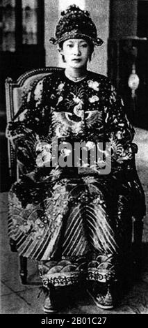 Vietnam: Nam Phuong (14. Dezember 1914 - 16. Dezember 1963), Kaiserin von Vietnam, an ihrem Hochzeitstag, 1934. Kaiserin Nam Phương („Südliches Parfüm“), geborene Marie-Thérèse Nguyễn Hữu Thị Lan, war von 1934 bis zu ihrem Tod die erste und primäre Ehefrau von Bảo Đại, dem letzten König von Annam und letzten Kaiser von Vietnam. Sie war auch die zweite und letzte Kaiserin (Hoàng hậu) der Nguyễn-Dynastie. Stockfoto