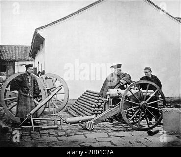 China: Qing-Beamte posieren im Nanjing Jinling Arsenal, das von Li Hongzhang (15. Februar 1823 - 7. November 1901) im Jahr 1865 gebaut wurde. Foto von John Thomson (1837-1921), 1872. Li Hongzhang (Wade–Giles: Li Hung-chang), Marquis Suyi der Ersten Klasse, war ein chinesischer Zivilbeamter, der mehrere größere Aufstände beendete und ein führender Staatsmann des späten Qing-Reiches. Er diente in wichtigen Positionen des Kaiserlichen Hofes und hatte einst das Amt des Vizekönigs von Zhili inne. Sein Image in China bleibt weitgehend umstritten. Stockfoto