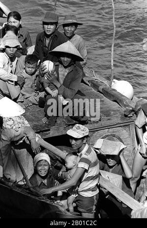 Vietnam: Eine Gruppe von Flüchtlingsbooten, die vor der kommunistischen Herrschaft im Südchinesischen Meer fliehen. Foto von LT. Carl R. Begy (öffentlich zugänglich), 15. Mai 1984. 35 vietnamesische Flüchtlinge wurden von dem Kommandoschiff USS Blue Ridge (LCC-19) nordöstlich der Cam Ranh Bay gerettet, nachdem sie acht Tage auf See verbracht hatten. Boot People ist ein Begriff, der sich in der Regel auf Flüchtlinge oder Asylbewerber bezieht, die in Zahlen in Booten emigrieren, die manchmal alt und grob gemacht sind. Der Begriff kam Ende 1970s mit dem Massenabgang vietnamesischer Flüchtlinge aus dem von den Kommunisten kontrollierten Vietnam nach dem Vietnamkrieg in Gebrauch. Stockfoto