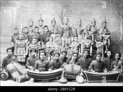 Thailand: Ein Orchester am Siamesischen Hof, Bangkok, vor ihrer Abreise nach Berlin, c. 1900. Die klassische thailändische Musik ist ein Synonym für stilisierte Hofensembles und -Repertoires, die vor etwa 800 Jahren in den königlichen Zentren Zentralthailands in ihrer heutigen Form entstanden sind. Diese Ensembles, die tief von Khmer und noch älteren Praktiken und Repertoires aus Indien beeinflusst sind, sind heute einzigartig thailändische Ausdrucksformen. Stockfoto