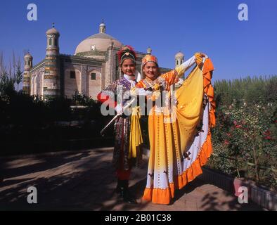 China: Das Grab des Sufi-Mystikers Abakh Khoja aus dem 17.. Jahrhundert, Kashgar, Xinjiang. Abakh Khoja (Apaq Xoja, oder besser Āfāq Khwāja (? - 1693/94) war ein religiöser und politischer Führer in Kashgaria (im heutigen Süden Xinjiang). Er war auch bekannt als Khwāja Hidāyat Allāh (Hidayetullah Khoja). Er war ein Urenkel des berühmten Naqshbandi-Sufi-Lehrers Ahmad Kasani (1461-1542) und wurde als Sufi-Lehrer für sich selbst verehrt. Abakh Khoja übernahm die Macht der Chagatay-Dynastie von Yarkand, indem er dzungarische Eindringlinge durch die geheime Diplomatie des Dalai Lama einlud. Stockfoto