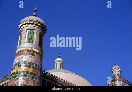 China: Das Grab des Sufi-Mystikers Abakh Khoja aus dem 17.. Jahrhundert, Kashgar, Xinjiang. Abakh Khoja (Apaq Xoja, oder besser Āfāq Khwāja (? - 1693/94) war ein religiöser und politischer Führer in Kashgaria (im heutigen Süden Xinjiang). Er war auch bekannt als Khwāja Hidāyat Allāh (Hidayetullah Khoja). Er war ein Urenkel des berühmten Naqshbandi-Sufi-Lehrers Ahmad Kasani (1461-1542) und wurde als Sufi-Lehrer für sich selbst verehrt. Abakh Khoja übernahm die Macht der Chagatay-Dynastie von Yarkand, indem er dzungarische Eindringlinge durch die geheime Diplomatie des Dalai Lama einlud. Stockfoto