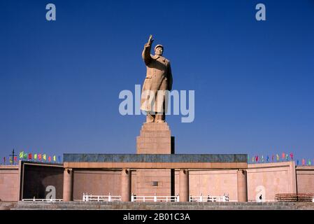 China: Statue von Mao Zedong (26. Dezember 1893 - 9. September 1976) Vorsitzender der Volksrepublik China, Kashgar, Provinz Xinjiang. Mao Zedong, auch als Mao Tse-tung transliteriert, war ein chinesischer kommunistischer Revolutionär, Guerilla-Kriegsstratege, Autor, politischer Theoretiker und Führer der chinesischen Revolution. Allgemein als Vorsitzender Mao bezeichnet, war er seit seiner Gründung im Jahr 1949 der Architekt der Volksrepublik China (PRC) und hatte bis zu seinem Tod im Jahr 1976 die autoritäre Kontrolle über die Nation. Stockfoto