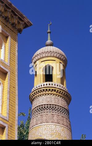 China: Minarett an der ID Kah Moschee, Kashgar, Provinz Xinjiang. Die ID Kah Moschee ist die größte Moschee in China. Jeden Freitag beherbergt es fast 10.000 Gläubige und bietet Platz für bis zu 20.000 Personen. Die Moschee wurde von Saqsiz Mirza in c. 1442 CE (obwohl es ältere Strukturen aus dem Jahr 996 CE integriert) und umfasst 16.800 Quadratmeter. Stockfoto