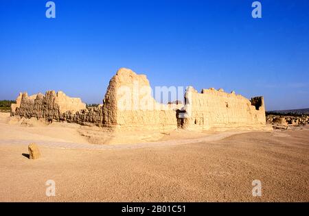 China: Ruinen in Yarkhoto oder Jiaohe Gucheng (antike Stadt Jiaohe), in der Nähe von Turpan, Xinjiang. Yarkhoto (Ruinen von Jiaohe) befindet sich im Yarnaz-Tal, 10 km westlich der Stadt Turpan. Yarkhoto wurde von den Chinesen nach der Han-Eroberung des Gebiets im 2.. Jahrhundert v. Chr. als Verwaltungszentrum und Garnisonsstadt entwickelt. Die Stadt blühte unter der Tang Dynastie (618-907), ging aber später in den Niedergang und wurde schließlich Anfang des 14.. Jahrhunderts aufgegeben. Stockfoto