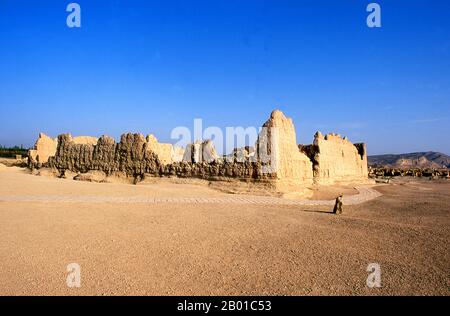 China: Ruinen in Yarkhoto oder Jiaohe Gucheng (antike Stadt Jiaohe), in der Nähe von Turpan, Xinjiang. Yarkhoto (Ruinen von Jiaohe) befindet sich im Yarnaz-Tal, 10 km westlich der Stadt Turpan. Yarkhoto wurde von den Chinesen nach der Han-Eroberung des Gebiets im 2.. Jahrhundert v. Chr. als Verwaltungszentrum und Garnisonsstadt entwickelt. Die Stadt blühte unter der Tang Dynastie (618-907), ging aber später in den Niedergang und wurde schließlich Anfang des 14.. Jahrhunderts aufgegeben. Stockfoto