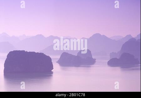 Vietnam: Sonnenuntergang, Blick von Dao Titop, Halong Bay, Provinz Quang Ninh. Im vietnamesischen bedeutet ha long ‘absteigenden Drachen’, und die Legende besagt, dass die Halong Bay von einem gigantischem Drachen geformt wurde, der in den Golf von Tonkin stürzte und durch das Zerschlagen seines Schwanzes Tausende von Kalksteinausbissen schuf. Geologen neigen dazu, diese Theorie zu verwerfen und argumentieren, dass die unzähligen Inseln, die sich über die Halong Bay erstrecken und sich bis in den Norden bis zur chinesischen Grenze erstrecken, das Produkt einer selektiven Erosion des Meeresbodens über Jahrtausende sind. Stockfoto