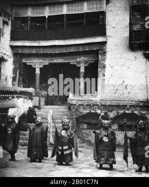 Indien/Sikkim: Gumpa oder 'Devil Dance', aufgeführt in einem Sikkimese Kloster, c. 1903. Buddhistische Mönche, die den Gumpa- oder Teufelstanz in Sikkim durchführen, jetzt ein Binnenstaat Indiens, eingebettet im Himalaya, aber bis 1975 (und zum Zeitpunkt dieses Fotos im Jahr 1903) ein unabhängiges buddhistisches Königreich, das von einem erblichen Herrscher namens chogyal regiert wird. Stockfoto
