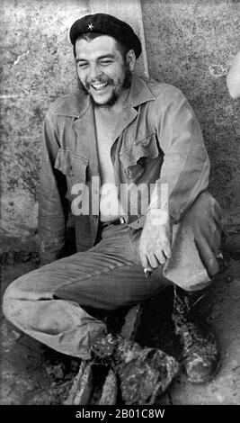 Kuba/Argentinien: Ernesto 'Che' Guevara (14. Juni 1928 - 9. Oktober 1967), allgemein bekannt als El Che oder einfach Che, argentinischer marxistischer Revolutionär, Arzt, Autor, Intellektueller, Guerillaführer, Diplomat und Militärtheoretiker. Foto von Osvaldo Salas (1914-1992, öffentlich zugänglich), 1961. Während ihres Aufenthalts in Mexiko-Stadt traf Guevara Raúl und Fidel Castro, schloss sich ihrer Bewegung vom 26.. Juli an und segelte an Bord der Yacht Granma nach Kuba, mit der Absicht, den von den USA unterstützten kubanischen Diktator Fulgencio Batista zu stürzen. Guevara avanciert bald zu Prominenz unter den Aufständischen. Stockfoto