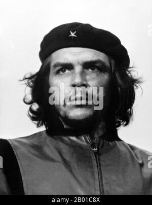 Kuba/Argentinien: Ernesto 'Che' Guevara (14. Juni 1928 - 9. Oktober 1967), allgemein bekannt als El Che oder einfach Che, argentinischer marxistischer Revolutionär, Arzt, Autor, Intellektueller, Guerillaführer, Diplomat und Militärtheoretiker. Foto von Alberto Korda (14. September 1928 - 25. Mai 2001, öffentlich zugänglich), 5. März 1960. Während ihres Aufenthalts in Mexiko-Stadt traf Guevara Raúl und Fidel Castro, schloss sich ihrer Bewegung vom 26.. Juli an und segelte an Bord der Yacht Granma nach Kuba, mit der Absicht, den von den USA unterstützten kubanischen Diktator Fulgencio Batista zu stürzen. Guevara avanciert bald zu Prominenz unter den Aufständischen. Stockfoto