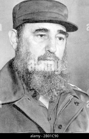 Kuba: Fidel Castro in nachdenklicher Stimmung, ca. 1962. Fidel Alejandro Castro Ruz (13. August 1926 - 25. November 2016) war ein kubanischer politischer Führer und kommunistischer Revolutionär. Castro war von Februar 1959 bis Dezember 1976 der erste Führer der kubanischen Revolution und diente als Premierminister Kubas. Und dann als Präsident des Staatsrates von Kuba und als Präsident des Ministerrats von Kuba bis zu seinem Rücktritt aus dem Amt im Februar 2008. Er diente von der Gründung der Partei im Jahr 1961 an als erster Sekretär der Kommunistischen Partei Kubas. Stockfoto