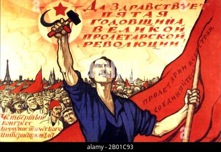 Russland/UdSSR: "Es lebe der 5.. Jahrestag der Großen proletarischen Oktoberrevolution!" Revolutionäres Plakat aus der Sowjetzeit von Iwan Wassiljewitsch Simakow (1877-1925), das die Arbeiter der Welt zeigt, die sich mit der Sowjetunion in der Avantgarde vereinen, 1922. Sozialistischer Realismus ist ein Stil realistischer Kunst, der in der Sowjetunion entwickelt wurde und in anderen kommunistischen Ländern zu einem dominanten Stil wurde. Der sozialistische Realismus ist ein teleologisch orientierter Stil, der die Ziele des Sozialismus und Kommunismus fördern soll. Obwohl verwandt, sollte es nicht mit sozialem Realismus verwechselt werden. Stockfoto