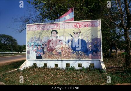 Laos: Politisches Plakat im Stil des revolutionären Sozialistischen Realismus auf den Straßen von Vientiane. Sozialistischer Realismus ist ein Stil realistischer Kunst, der in der Sowjetunion entwickelt wurde und in anderen kommunistischen Ländern zu einem dominanten Stil wurde. Der sozialistische Realismus ist ein teleologisch orientierter Stil, der die Ziele des Sozialismus und Kommunismus fördern soll. Obwohl verwandt, sollte sie nicht mit dem sozialen Realismus verwechselt werden, einer Art Kunst, die Themen von sozialem Interesse realistisch darstellt. Im Gegensatz zum sozialen Realismus verherrlicht der sozialistische Realismus oft die Rolle der Armen. Stockfoto