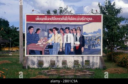 Laos: Politisches Plakat im Stil des revolutionären Sozialistischen Realismus auf den Straßen von Vientiane. Sozialistischer Realismus ist ein Stil realistischer Kunst, der in der Sowjetunion entwickelt wurde und in anderen kommunistischen Ländern zu einem dominanten Stil wurde. Der sozialistische Realismus ist ein teleologisch orientierter Stil, der die Ziele des Sozialismus und Kommunismus fördern soll. Obwohl verwandt, sollte sie nicht mit dem sozialen Realismus verwechselt werden, einer Art Kunst, die Themen von sozialem Interesse realistisch darstellt. Im Gegensatz zum sozialen Realismus verherrlicht der sozialistische Realismus oft die Rolle der Armen. Stockfoto