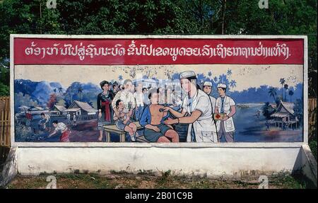 Laos: Politisches Plakat im Stil des revolutionären Sozialistischen Realismus auf den Straßen von Vientiane. Sozialistischer Realismus ist ein Stil realistischer Kunst, der in der Sowjetunion entwickelt wurde und in anderen kommunistischen Ländern zu einem dominanten Stil wurde. Der sozialistische Realismus ist ein teleologisch orientierter Stil, der die Ziele des Sozialismus und Kommunismus fördern soll. Obwohl verwandt, sollte sie nicht mit dem sozialen Realismus verwechselt werden, einer Art Kunst, die Themen von sozialem Interesse realistisch darstellt. Im Gegensatz zum sozialen Realismus verherrlicht der sozialistische Realismus oft die Rolle der Armen. Stockfoto