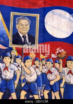 Laos: Die Kinder tragen ein Bild von Kaysone Phomvihane, Präsident von Laos von 1991 bis zu seinem Tod im Jahr 1992, einem politischen Plakat im revolutionären sozialistischen Realismus auf den Straßen von Vientiane. Kaysone Phomvihane (13. Dezember 1920 - 21. November 1992) war ab 1955 Führer der Laos-Partei der Revolution des Volkes. Von 1975 bis 1991 war er erster Premierminister der Demokratischen Volksrepublik Laos und von 1991 bis zu seinem Tod im Jahr 1992 Präsident. Stockfoto