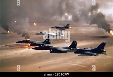 Kuwait/USA: USAF-Flugzeuge überfliegen kuwaitische Ölbrände, Operation Desert Storm, 1991. USAF-Flugzeuge des 4.-Kampfflügels (F-16, F-15C und F-15E) fliegen über kuwaitischen Ölbränden, die von der zurückziehenden irakischen Armee während der Operation Wüstensturm im Jahr 1991 ausgelöst wurden. Der Golfkrieg am Persischen Golf (2. August 1990 - 28. Februar 1991), der allgemein als einfacher Golfkrieg bezeichnet wird, war ein Krieg, der von einer von der UNO autorisierten Koalitionstruppe aus 34 Nationen unter Führung der Vereinigten Staaten gegen den Irak geführt wurde, als Reaktion auf die Invasion und Annexion des Staates Kuwait durch den Irak. Dieser Krieg ist allgemein bekannt als Operation Wüstensturm. Stockfoto