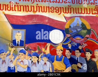 Laos: Die Kinder tragen ein Bild von Kaysone Phomvihane, Präsident von Laos von 1991 bis zu seinem Tod im Jahr 1992, einem politischen Plakat im revolutionären sozialistischen Realismus auf den Straßen von Vientiane. Kaysone Phomvihane (13. Dezember 1920 - 21. November 1992) war ab 1955 Führer der Laos-Partei der Revolution des Volkes. Von 1975 bis 1991 war er erster Premierminister der Demokratischen Volksrepublik Laos und von 1991 bis zu seinem Tod im Jahr 1992 Präsident. Stockfoto