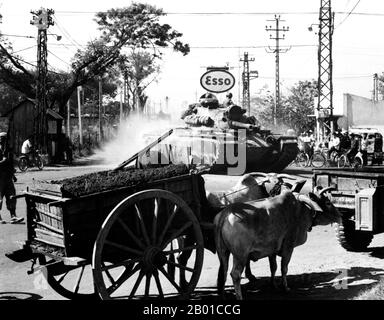 Vietnam: Ein Panzer der US-Armee bewegt sich durch enge Straßen in der Nähe des Hafens von Saigon, 12. März 1966. Der zweite Indochina-Krieg, in Amerika als Vietnamkrieg bekannt, war ein militärischer Konflikt aus der Zeit des Kalten Krieges, der sich in Vietnam, Laos und Kambodscha vom 1. November 1955 bis zum Fall Saigons am 30. April 1975 ereignete. Dieser Krieg folgte dem ersten Indochina-Krieg und wurde zwischen Nordvietnam, unterstützt von seinen kommunistischen Verbündeten, und der Regierung von Südvietnam, unterstützt von den USA und anderen antikommunistischen Nationen, geführt. Stockfoto