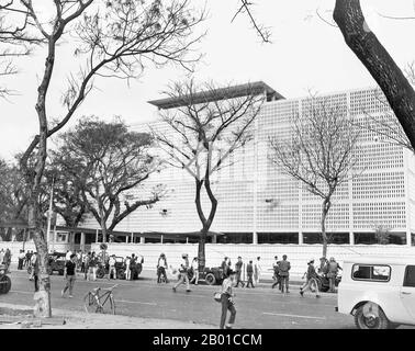 Vietnam: Die US-Botschaft, Saigon, mit RPG-2 Schäden an der Kanzelmauer an mehreren Stellen - Tet Offensive, 31. Januar 1968. Kurz nach Mitternacht am 31. Januar 1968 versammelten sich 19 Vietcong-Absapper des Elite-Bataillons C-10 Sapper in einem Vietcong-Sicherheitshaus in einer Autowerkstatt in der Phan Thanh Gian Straße 59, um Waffen zu verteilen und die letzten Vorbereitungen für den Angriff zu treffen. Um 02:47 Uhr blies der Vietcong ein kleines Loch in die Umfassungsmauer am Thong Nhut Boulevard und erhielt Zugang zum Botschaftsgelände. Der Vietcong eröffnete das Feuer auf dem Chancery Gebäude mit Typ 56s und RPG-2s. Stockfoto