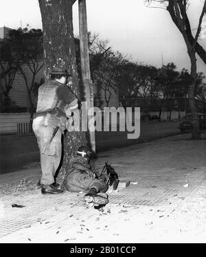 Vietnam: MILITÄRPOLIZEI DER US-Armee deckt sich vor der US-Botschaft, Saigon, am Thong Nhut Boulevard - Tet Offensive, 31. Januar 1968. Kurz nach Mitternacht am 31. Januar 1968 versammelten sich 19 Vietcong-Absapper des Elite-Bataillons C-10 Sapper in einem Vietcong-Sicherheitshaus in einer Autowerkstatt in der Phan Thanh Gian Straße 59, um Waffen zu verteilen und die letzten Vorbereitungen für den Angriff zu treffen. Um 02:47 Uhr blies der Vietcong ein kleines Loch in die Umfassungsmauer am Thong Nhut Boulevard und erhielt Zugang zum Botschaftsgelände. Stockfoto