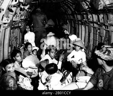 Vietnam: Flüchtlinge aus dem Zweiten Indochina-Krieg fahren mit einem USAF-Hubschrauber in ein „sicheres Gebiet“ in der Nähe von Saigon, 1. März 1966. Der zweite Indochina-Krieg, in Amerika als Vietnamkrieg bekannt, war ein militärischer Konflikt aus der Zeit des Kalten Krieges, der sich in Vietnam, Laos und Kambodscha vom 1. November 1955 bis zum Fall Saigons am 30. April 1975 ereignete. Dieser Krieg folgte dem ersten Indochina-Krieg und wurde zwischen Nordvietnam, unterstützt von seinen kommunistischen Verbündeten, und der Regierung von Südvietnam, unterstützt von den USA und anderen antikommunistischen Nationen, geführt. Stockfoto