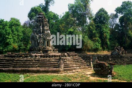 Kambodscha: Neak Pean während der Trockenzeit steht auf der zentralen Insel eine Statue von Balaha (Bodhisattva Guanyin verwandelt in ein Pferd), Angkor. Neak Pean ('die verschlenkten Schlangen') ist eine künstliche Insel mit einem buddhistischen Tempel auf einer kreisförmigen Insel in Preah Khan Baray, die während der Herrschaft von König Jayavarman VII. Erbaut wurde Ein Baray ist ein künstlicher Wasserkörper. Der zentrale Pool stellt den Himalaya-See Anavatapta dar, der sich auf dem Gipfel des Universums befindet, von dem angenommen wurde, dass er die vier großen Flüsse der Welt zur Welt brachte. Diese Flüsse werden bei Neak Pean durch vier gargoyle-artige Köpfe repräsentiert. Stockfoto