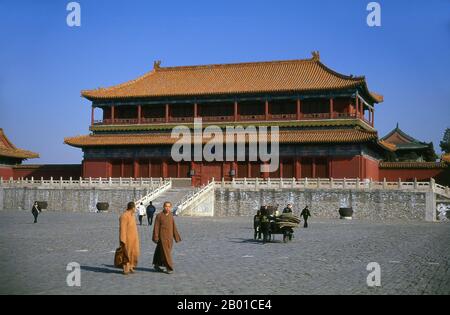 China: Buddhistische Mönche besuchen die Verbotene Stadt (Zijin Cheng), Peking. Die Verbotene Stadt, die zwischen 1406 und 1420 erbaut wurde, diente 500 Jahre lang (bis zum Ende der Kaiserzeit 1911) als Sitz aller Macht in China, als Thron des Sohnes des Himmels und als Privatresidenz aller Kaiser der Ming- und Qing-Dynastie. Der Komplex besteht aus 980 Gebäuden mit 8.707 Schächten an Räumen und umfasst 720.000 m2 (7.800.000 sq ft). Stockfoto