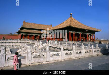 China: Die Halle der zentralen Harmonie (Zhonghedian) mit der Halle der Erhaltung der Harmonie (Baohedian) im Hintergrund, die Verbotene Stadt (Zijin Cheng), Peking. Die Verbotene Stadt, die zwischen 1406 und 1420 erbaut wurde, diente 500 Jahre lang (bis zum Ende der Kaiserzeit 1911) als Sitz aller Macht in China, als Thron des Sohnes des Himmels und als Privatresidenz aller Kaiser der Ming- und Qing-Dynastie. Der Komplex besteht aus 980 Gebäuden mit 8.707 Schächten an Räumen und umfasst 720.000 m2 (7.800.000 sq ft). Stockfoto