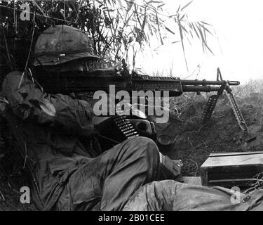 Vietnam: US Army Sergeant Gerald Laird von der 101. Airborne Division feuerte ein Maschinengewehr während eines Engagements in Südvietnam, c. 1966. Der zweite Indochinakrieg, in Amerika als Vietnamkrieg bekannt, war ein militärischer Konflikt aus der Zeit des Kalten Krieges, der sich vom 1. November 1955 bis zum Sturz Saigons am 30. April 1975 in Vietnam, Laos und Kambodscha ereignete. Dieser Krieg folgte dem ersten Indochina-Krieg und wurde zwischen Nordvietnam, unterstützt von seinen kommunistischen Verbündeten, und der Regierung von Südvietnam, unterstützt von den USA und anderen antikommunistischen Nationen, geführt. Stockfoto