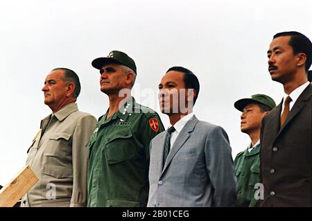 Vietnam: US-Präsident Lyndon B. Johnson und General William Westmoreland mit Generalleutnant Nguyen Van Thieu und Premierminister Nguyen Cao Ky aus Südvietnam, Saigon. Foto von Yoichi Okamoto (3. Juli 1915 - 24. April 1985, öffentlich zugänglich), 26. Oktober 1966. Der zweite Indochina-Krieg, in Amerika als Vietnamkrieg bekannt, war ein militärischer Konflikt aus der Zeit des Kalten Krieges, der sich in Vietnam, Laos und Kambodscha vom 1. November 1955 bis zum Fall Saigons am 30. April 1975 ereignete. Dieser Krieg folgte dem ersten Indochina-Krieg und wurde zwischen Nord-Vietnam und der Regierung von Süd-Vietnam geführt. Stockfoto