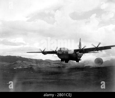 Vietnam: Ein Flugzeug der US Air Force C-130B Hercules passiert tief über eine Fallzone in Südvietnam, um eine Palette von Lieferungen an die Bodentruppen in einem Vorwärtsgebiet zu liefern und Staub aufzuwirbeln, Januar 1967. Der zweite Indochina-Krieg, in Amerika als Vietnamkrieg bekannt, war ein militärischer Konflikt aus der Zeit des Kalten Krieges, der sich in Vietnam, Laos und Kambodscha vom 1. November 1955 bis zum Fall Saigons am 30. April 1975 ereignete. Dieser Krieg folgte dem ersten Indochina-Krieg und wurde zwischen Nordvietnam, unterstützt von seinen kommunistischen Verbündeten, und der Regierung von Südvietnam, unterstützt von den USA, geführt Stockfoto